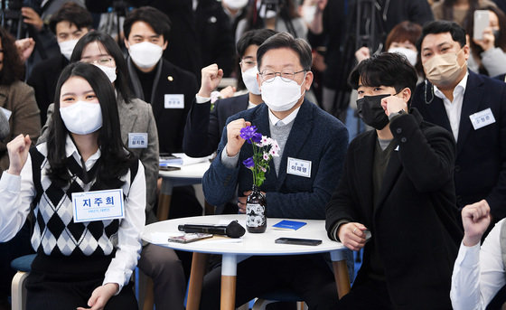 이재명 더불어민주당 대선 후보가 2일 서울 마포구 소재 더불어민주당 미래당사 ‘블루소다’ 개관식에 참석해 참석자들과 파이팅을 외치고 있다. 2022.1.2/뉴스1 © News1