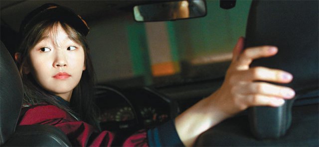 영화 ‘특송’에서 에이스 배송기사 장은하(박소담)가 의뢰인을 목적지까지 데려다주기 위해 운전하는 모습. NEW 제공