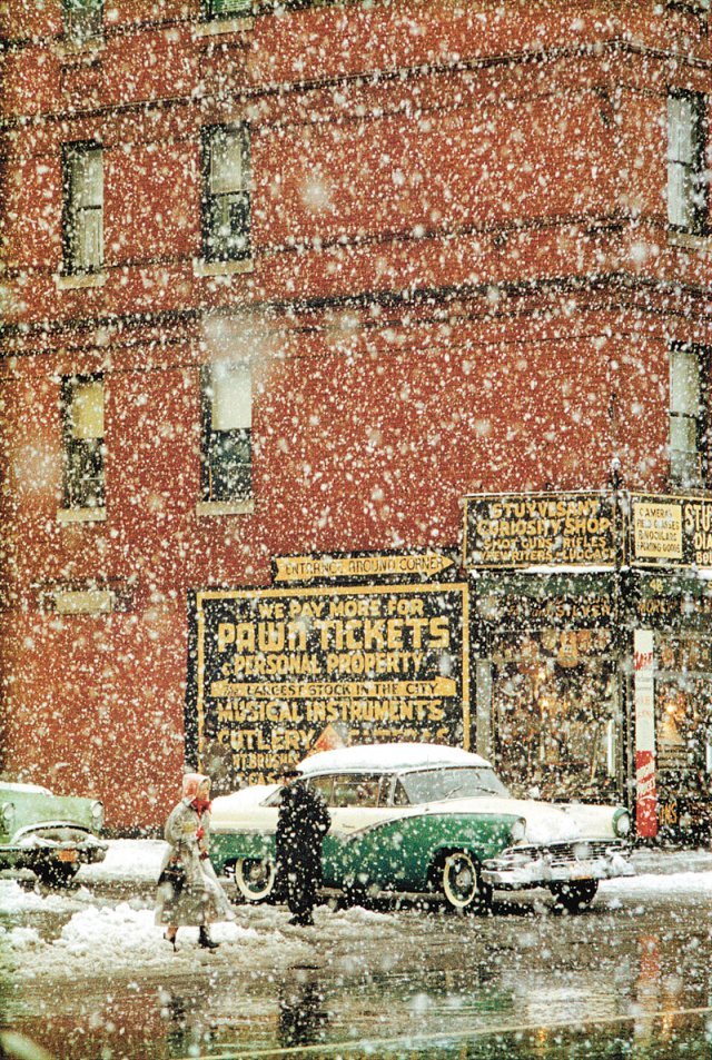 눈 내리는 1950년대 미국 뉴욕의 길거리를 담은 ‘무제’(1950년대). 흐릿한 화면과 온화한 색조로 당시 뉴욕의 분위기를 잘 살렸다. 피크닉 제공