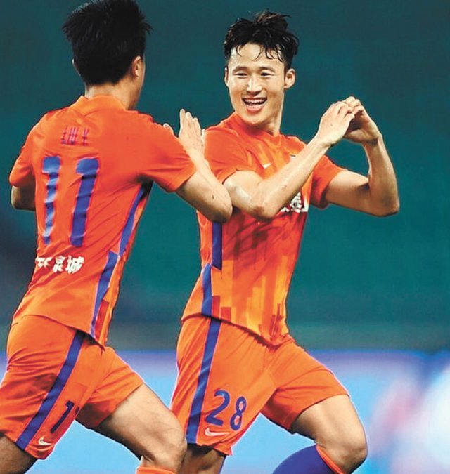 중국 프로축구 산둥 루넝을 우승으로 이끈 손준호가 지난해 12월 16일 베이징 궈안전에서 동점골을 넣은 뒤 하트 세리머니를 펼치고 있다. 사진 출처 산둥 루넝 인스타그램