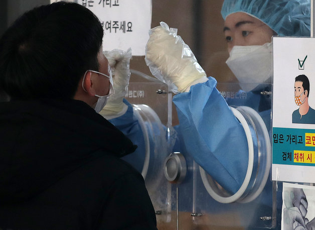 5일 오전 서울 중구 서울역광장에 마련된 신종 코로나바이러스 감염증(코로나19) 선별진료소에서 의료진이 검체검사를 하고 있다.  /뉴스1