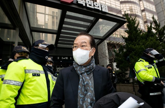 5일 오후 국민의 힘의 새로운 선대본부장으로 임명된 권영세 의원이 서울 영등포구 국민의힘 당사를 나서고 있다. 사진공동취재단