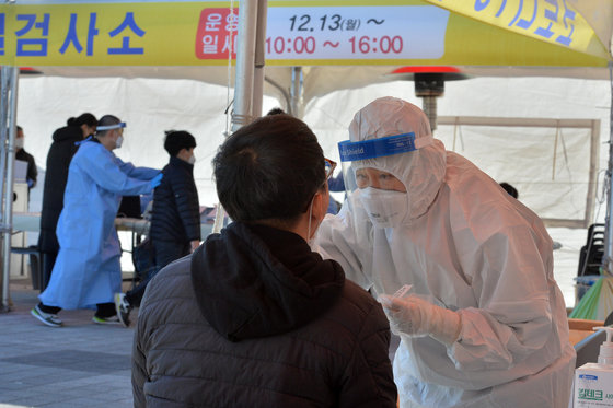 지난해 12월19일 경북 포항시 남구 시민운동장에 마련된 신종 코로나바이러스 감염증(코로나19)선별진료소에서 시민들이 검체 검사를 받고 있다. 2021.12.19/뉴스1 © News1