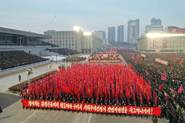 북한 노동당 기관지 노동신문은 6일 당 중앙위원회 제8기 제4차 전원회의 결정을 철저히 관철하기 위한 평양시 궐기대회를 5일 김일성광장에서 진행했다고 보도했다. (평양 노동신문=뉴스1)