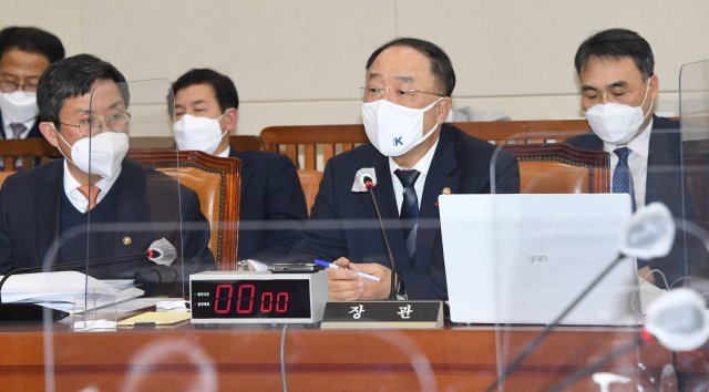 홍남기 경제부총리가 5일 국회에서 열린 기재위에서 공공기관의 운영에 관한 법률 일부개정법률안 등에 대한 토의에 답변하고 있다. 사진공동취재단