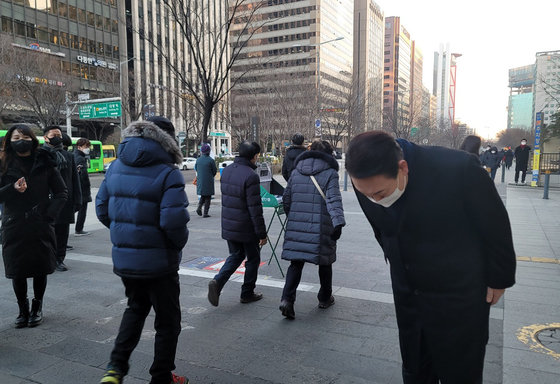 윤석열 국민의힘 대선후보가 6일 오전 서울 영등포구 여의도역 인근에서 출근길 인사를 하고 있다. 2022.1.6/뉴스1 © News1