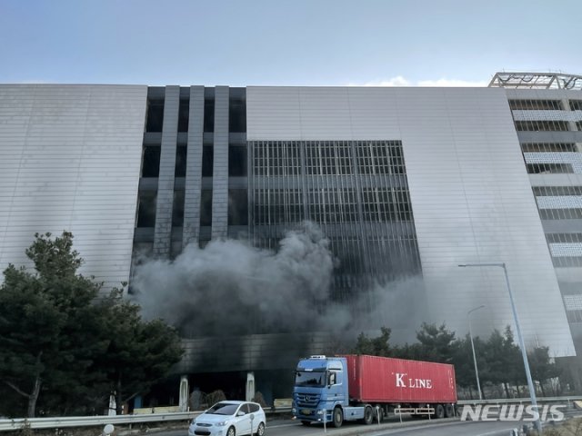 검은 연기가 경기도 평택시 한 냉동창고 공사현장에서 나오고 있다. 뉴시스