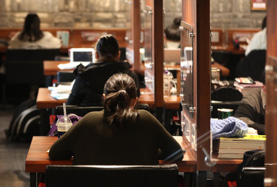 서울의 한 스터디카페에서 학생들이 공부를 하고 있다… 지난 2일 법원은 학원과 독서실, 스터디카페의 방역패스 의무화 효력의 ‘일시 정지’를 결정했다. © News1