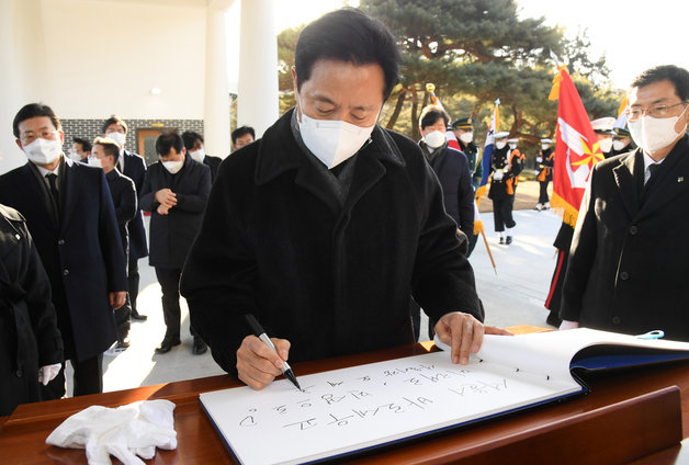 오세훈 서울시장이 1일 오전 국립서울현충원에 방문해 방명록을 작성하고 있다(서울시 제공).© 뉴스1