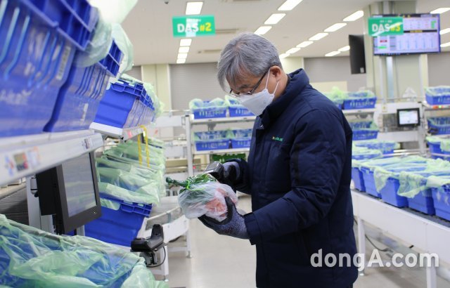 장철훈 농협경제지주 농업경제대표이사가 6일 디지털풀필먼트센터(DFC) 1호점인 성남유통센터를 방문해 온라인 주문상품 분류작업을 실시하고 있다. 농협 제공