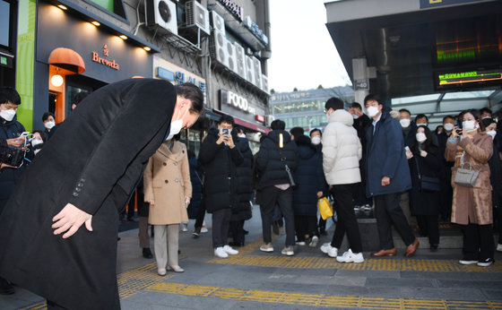 윤석열 국민의힘 대선후보가 6일 오전 서울 영등포구 여의도역 인근에서 출근길 인사를 하고 있다. 앞서 전날 이준석 대표는 ‘출근길 지하철 인사’ 등 3가지 연습문제를 윤 후보측에 전한 뒤 ‘한번 지켜 보겠다’고 했다. © News1