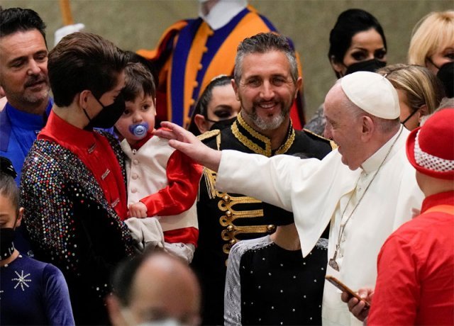 프란치스코 교황이 5일 바티칸 교황청에서 이탈리아 서커스단 ‘로니 롤러 서커스’ 단원들을 만나 인사하고 있다. 교황은 입에 공갈 젖꼭지를 물고 있는 아이를 향해 미소를 지었다. 교황은 이날 미사에서 출산과 자녀 양육의 중요성을 강조하며 “부모가 되길 거부하는 것은 위험하다”고 말했다. 바티칸=AP 뉴시스