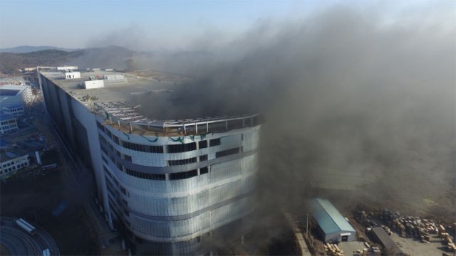 6일 경기 평택시 청북읍의 냉동창고 신축 공사장 화재 현장에 검은 연기가 피어오르고 있다. 평택=뉴스1