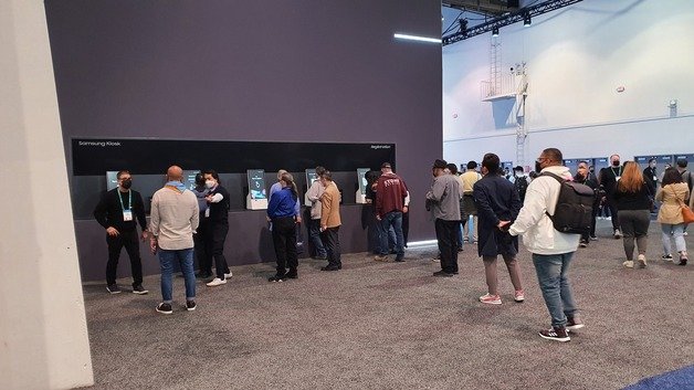 6일(현지시간) 미국 라스베이거스에서 열리고 있는 ‘CES 2022’에서 관람객들이 삼성전자의 전시 부스 ‘삼성 시티’에 입장하기 위해 키오스크 등록을 진행하고 있다. © News1
