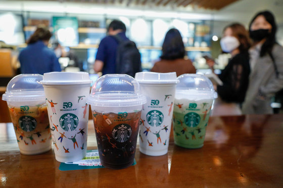울 중구 스타벅스 한국프레스센터점에서 고객들이 음료를 주문하고 있다. 2021.9.28/뉴스1 © News1 안은나 기자