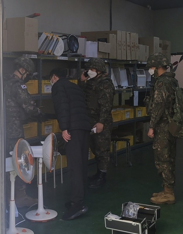 7일 10시13분께 인천 남동구 구월동 KT&G인천본부 1층 창고에서 지뢰가 발견됐다는 신고가 119로 접수돼 현장에 출동한 관계당국이 조사를 하고 있다.2021.1.7 © News1