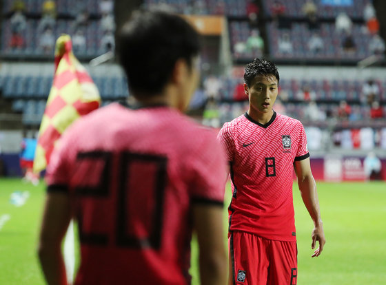 15일 오후 제주도 서귀포시 제주월드컵경기장에서 열린 U-24 올림픽 축구대표팀 친선경기 대한민국과 가나의 경기에서 백승호가 코너킥을 준비하는 이강인을 바라보고 있다. 2021.6.15/뉴스1 © News1