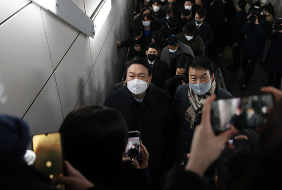 윤석열 국민의힘 대선 후보가 7일 오전 출근길 지하철 9호선을 타고 서울 여의도 국회의사당역에서 내려 당사로 이동하고 있다. 2022.1.7/뉴스1 © News1