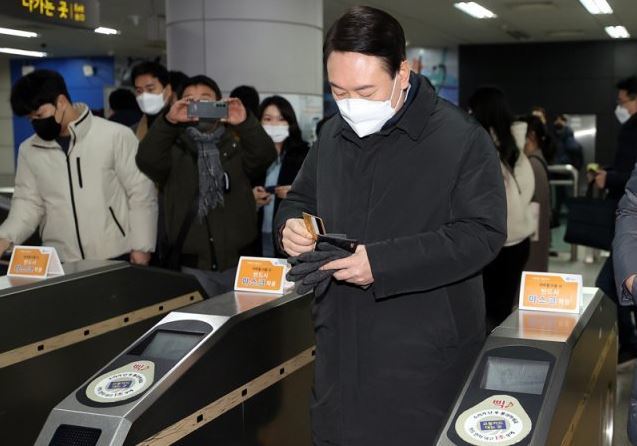 국민의힘 윤석열 대선 후보가 7일 오전 출근길 지하철 9호선을 타고 서울 여의도 국회의사당역에서 내려 당사로 이동하고 있다. 사진공동취재단