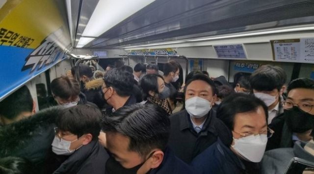 국민의힘 윤석열 대선 후보가 7일 오전 출근길 지하철 9호선을 타고 있다. 국민의힘 제공