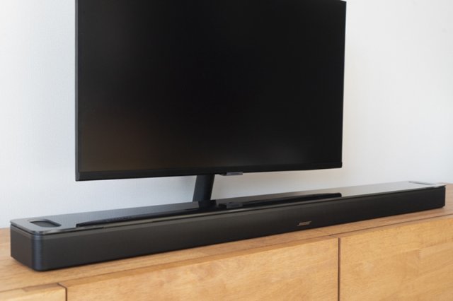 보스 스마트 사운드바 900(Bose Smart Soundbar 900), 연결한 텔레비전은 32인치 크기다. 출처=IT동아