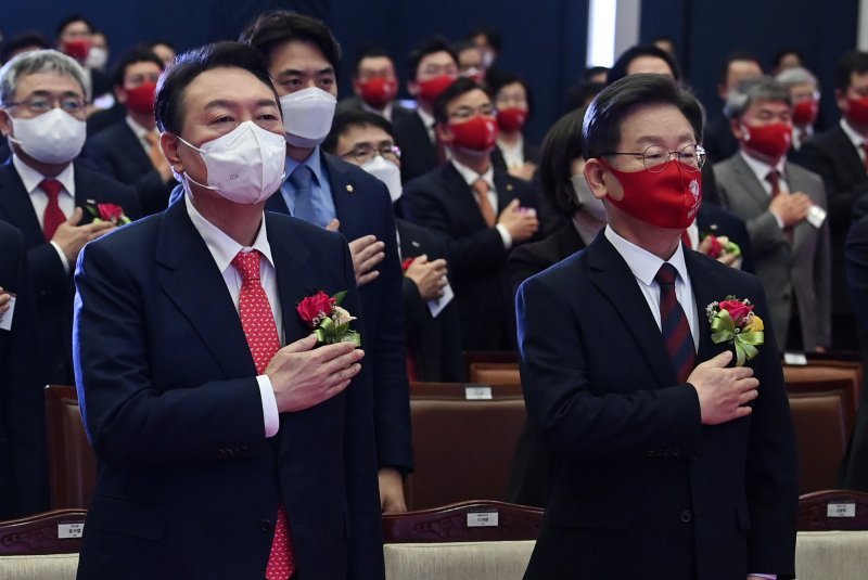 이재명 더불어민주당 대선 후보(오른쪽)와 윤석열 국민의힘 대선 후보가 3일 오전 서울 영등포구 한국거래소에서 열린 2022년 증권·파생상품시장 개장식에서 국민의례를 하고 있다. 뉴스1