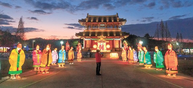 금마저수지 변의 서동공원에서는 ‘서동 스토리’를 유등과 발광다이오드(LED)로 꾸민 서동축제를 매년 개최하고 있다. 축제가 끝나도 야경을 즐길 수 있다.
