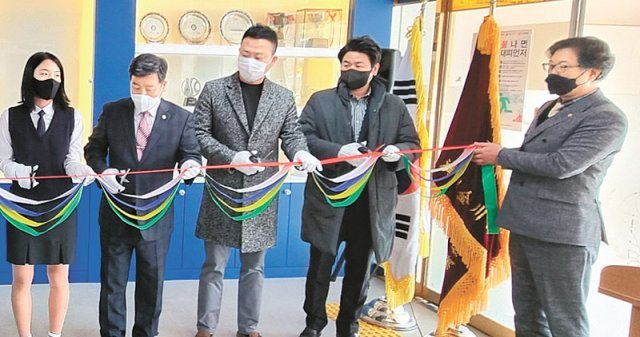 7일 오전 금천고에서 열린 명예의 전당 개관식에서 김명철 교장(오른쪽에서 네 번째)과 학생 등 참석자들이 테이프 커팅식을 하고 있다. 충북도교육청 제공