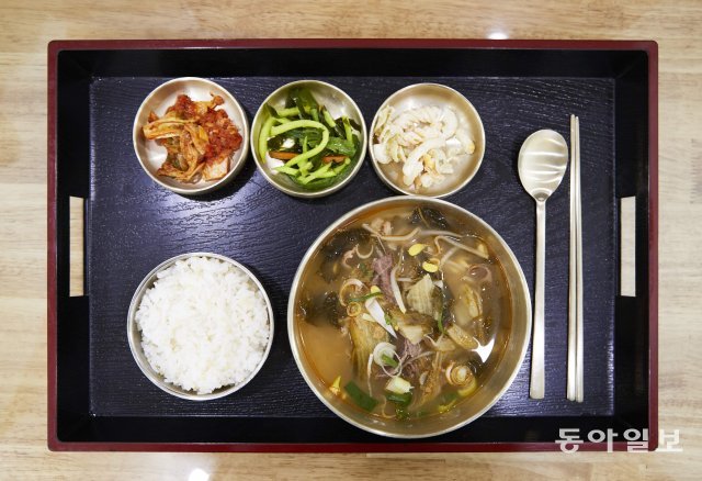 서민의 음식 국밥 한 그릇이 때로는 배고픈 40대에게 설움을 안겨주기도 한다. 동아일보DB