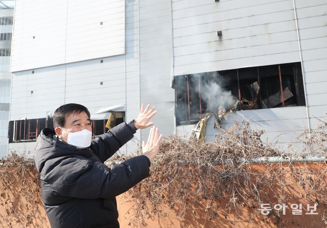 35년 경력의 경광숙 전 소방관이 7일 경기 평택시 청북읍 냉동창고 신축공사 화재 현장을 기자와 함께 둘러보고 있다. 평택=김재명 기자 base@donga.com