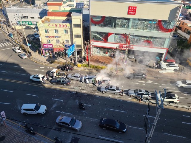 지난해 12월 30일 부산의 한 대형마트서 발생한 택시 추락 사고 직후 모습. 뉴스1