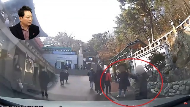 주차 구역에 자리를 맡고 서 있는 모녀의 모습. 유튜브 ‘한문철TV’ 갈무리