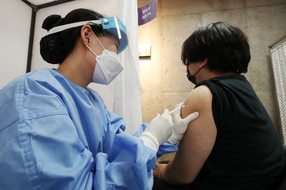 소아·청소년에 대한 신종 코로나바이러스 감염증(코로나19) 백신 접종이 시작된 1일 서울 관악구 에이치플러스 양지병원에서 한 청소년이 코로나19 백신접종을 받고 있다. 2021.11.1/뉴스1 © News1