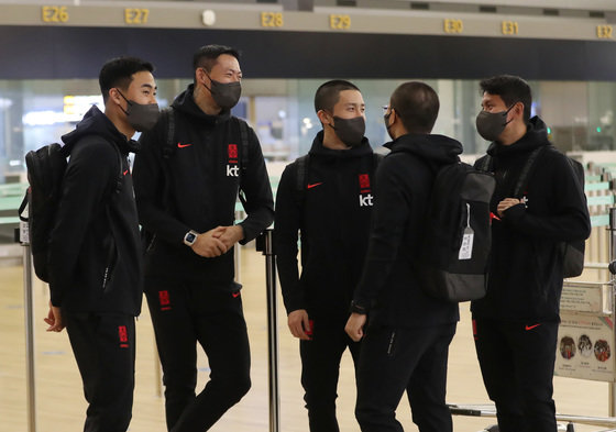 8일 오후 인천국제공항 1터미널에서 축구 국가대표팀 선수들이 터키 전지훈련 출국을 위해 모여 있다. 파울루 벤투 감독이 이끄는 한국 축구대표팀은 8일 밤 소집돼 9일 새벽 터키로 출국한다.2022.1.8/뉴스1 © News1