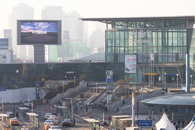 7일 오후 서울 중구 서울역 인근이 뿌옇게 보이고 있다. 2022.1.7/뉴스1 © News1