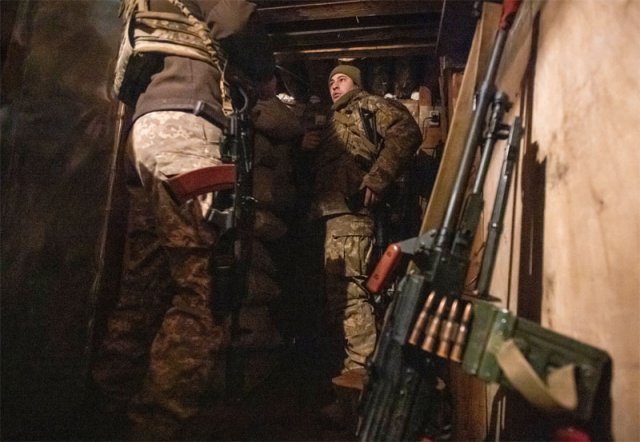 전투 준비하는 우크라이나軍 7일(현지 시간) 우크라이나 도네츠크 지역에서 무장한 우크라이나 정부군이 친러시아 반군과 대치하는 전선의 진지에서 전투에 대비하고 있다. 도네츠크=AP 뉴시스