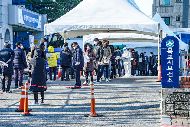 목포보건소 선별진료소에 코로나19 검사를 받으려는 시민들이 길게 줄을 섰다.(목포시 제공)/뉴스1 © News1