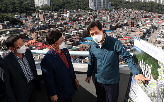 오세훈 서울시장이 지난해 9월14일 오후 서울 관악구 신림1재정비촉진구역을 방문해 현장을 살펴보고 있다.  지천 르네상스가 처음으로 추진되는 지역이다. 2021.9.14/뉴스1 © News1