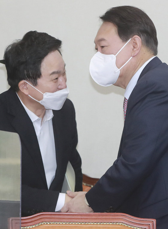 윤석열 국민의힘 대선후보와 원희룡 선대위 정책총괄본부장.  © News1
