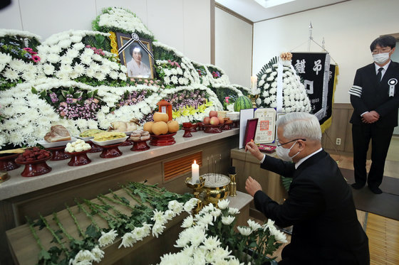 송선태 5·18민주화운동진상규명조사위원회 위원장이 10일 오후 광주 조선대학교병원 장례식장에 마련된 이 열사 어머니 배은심 여사 빈소에서 조문하고 있다.  2022.1.10/뉴스1 © News1