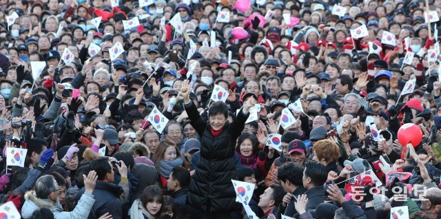 새누리당 대선후보가 18일 부산시 부산역 광장에서 유세를 하고 있다. 2012.12.18 동아일보 DB