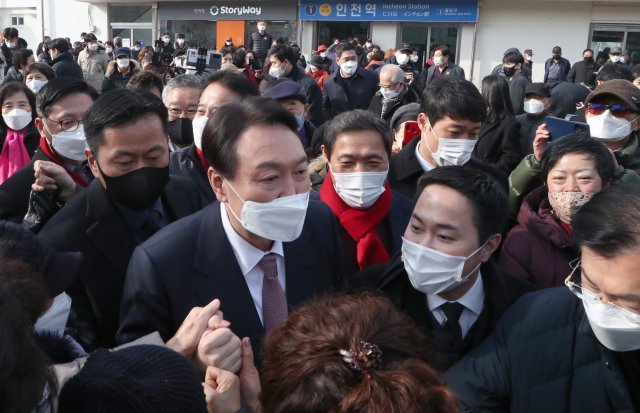 국민의힘 윤석열 대선후보가 10일 인천광역시 중구 인천역 앞에서 산업화 교역일번지 인천지역 공약을 발표한 뒤 지지자들과 주먹악수를 하며 이동하고 있다. 사진공동취재단