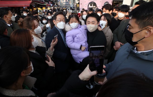 이재명 더불어민주당 대선후보가 9일 오후 서울 마포구 홍대거리에서 시민들을 만나 기념촬영을 하고 있다. 사진공동취재단