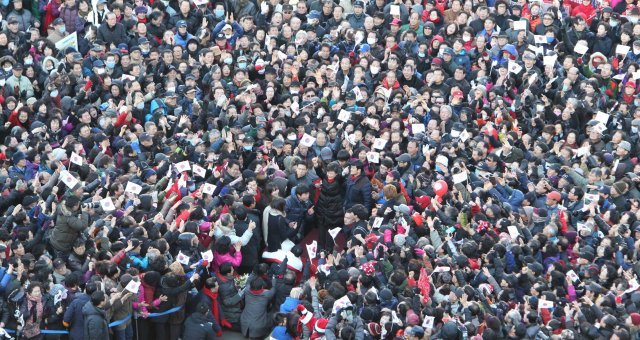 18일 박근혜 새누리당 대통령 후보가 부산역 광장에서 거리 유세를 하고 있다. 2012.12.18