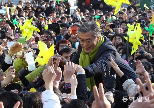 제18대 대통령 선거를 하루 앞둔 18일 오후 민주통합당 문재인 후보가 서울역 광장 유세현장에 들어서며 지지자들에게 인사하고 있다. 2012.12.18 동아일보 DB