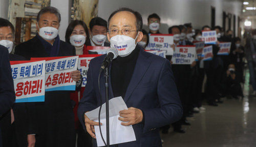 추경호 국민의힘 원내수석부대표가 10일 서울 여의도 국회 법제사법위원회 전체회의실 앞에서 열린 긴급의원총회에서 모두발언을 하고 있다.<사진공동취재단/송은석>