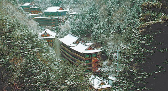 한국관광공사가 주관하는 2021 트렌드 리포트 ‘인스타를 빛낸 올해의 여행지 총결산’에서 ‘좋아요’를 가장 많이 받은 단양 구인사의 겨울 전경. 단양군 제공