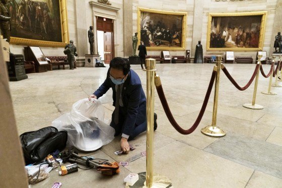 미국 워싱턴 의사당 난입 사태가 벌어진 다음날인 지난해 1월 7일 새벽 쓰레기를 청소하는 앤디 김 의원. AP통신 사진기자가 이 장면을 찍어 소셜미디어에 올리면서 세상에 알려졌다. 앤드류 하닉 AP통신 기자 트위터