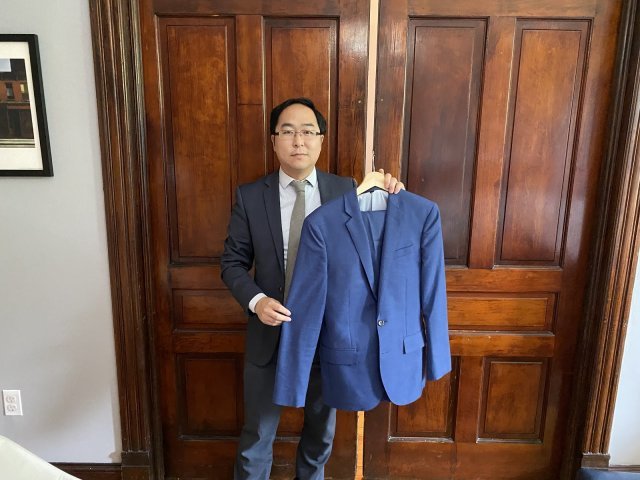 지난해 7월 소셜미디어를 통해 의사당 쓰레기를 치울 때 입었던 양복 기증 사실을 밝힌 앤디 김 의원. 앤디 김 의원 트위터