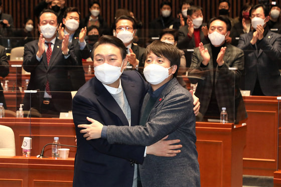 국민의힘 윤석열 대선 후보(왼쪽)와 이준석 대표. © News1